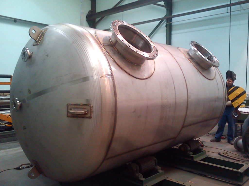 Tartálygyártás kültérre – miért más, mint beltéri használat esetén - hegeszt.com