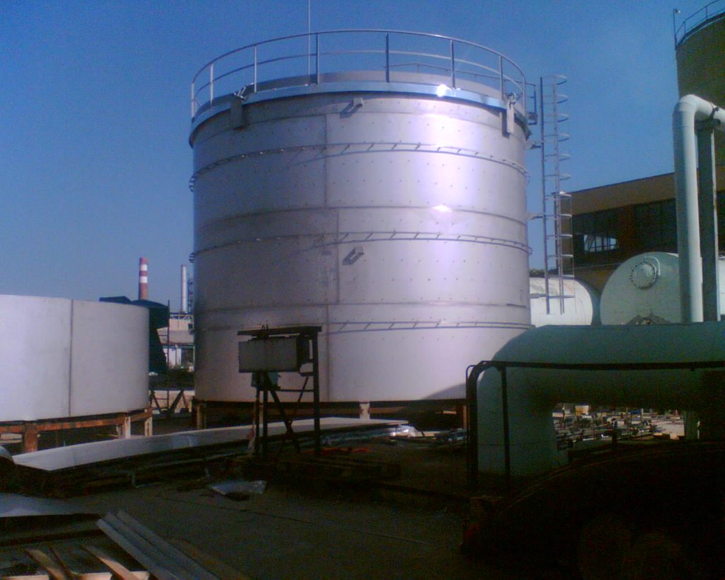 Átlátszó nyomásmérőcső, kivezetés, leürítő szelep – szerepük a tartálygyártásban - hegeszt.com